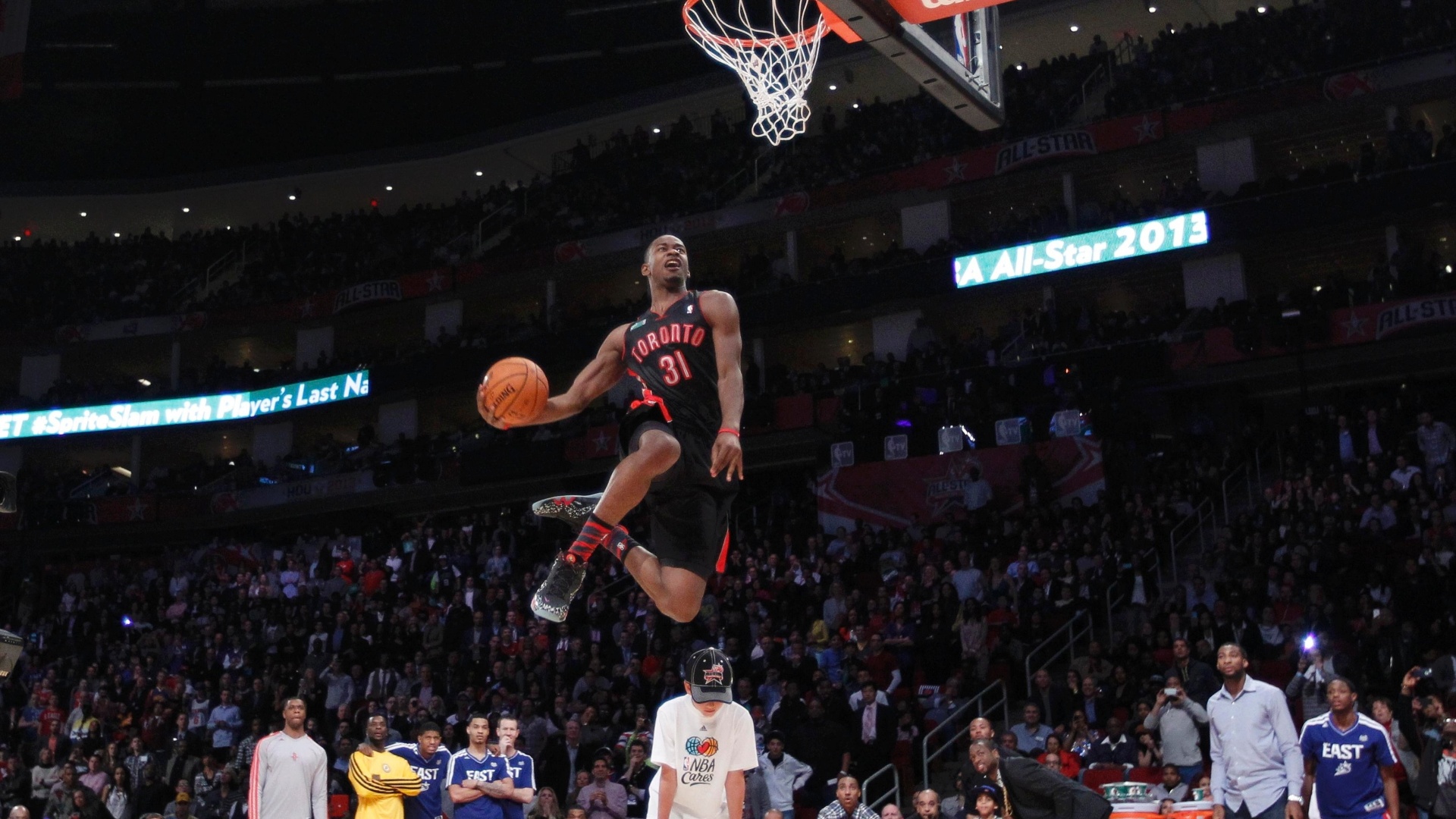 Terrence Ross wins dunk contest in memorable final